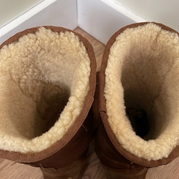 Ugg classic tall boot. Size 9 - Picture 4 of 6